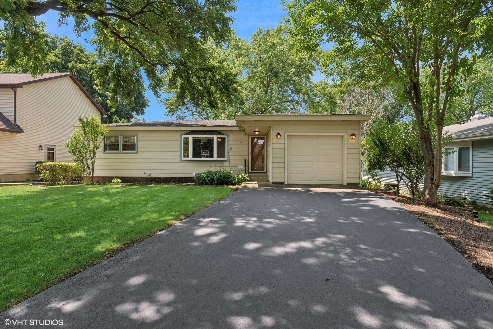 Property Photo: 3513 Woodland Circle IL 60042
