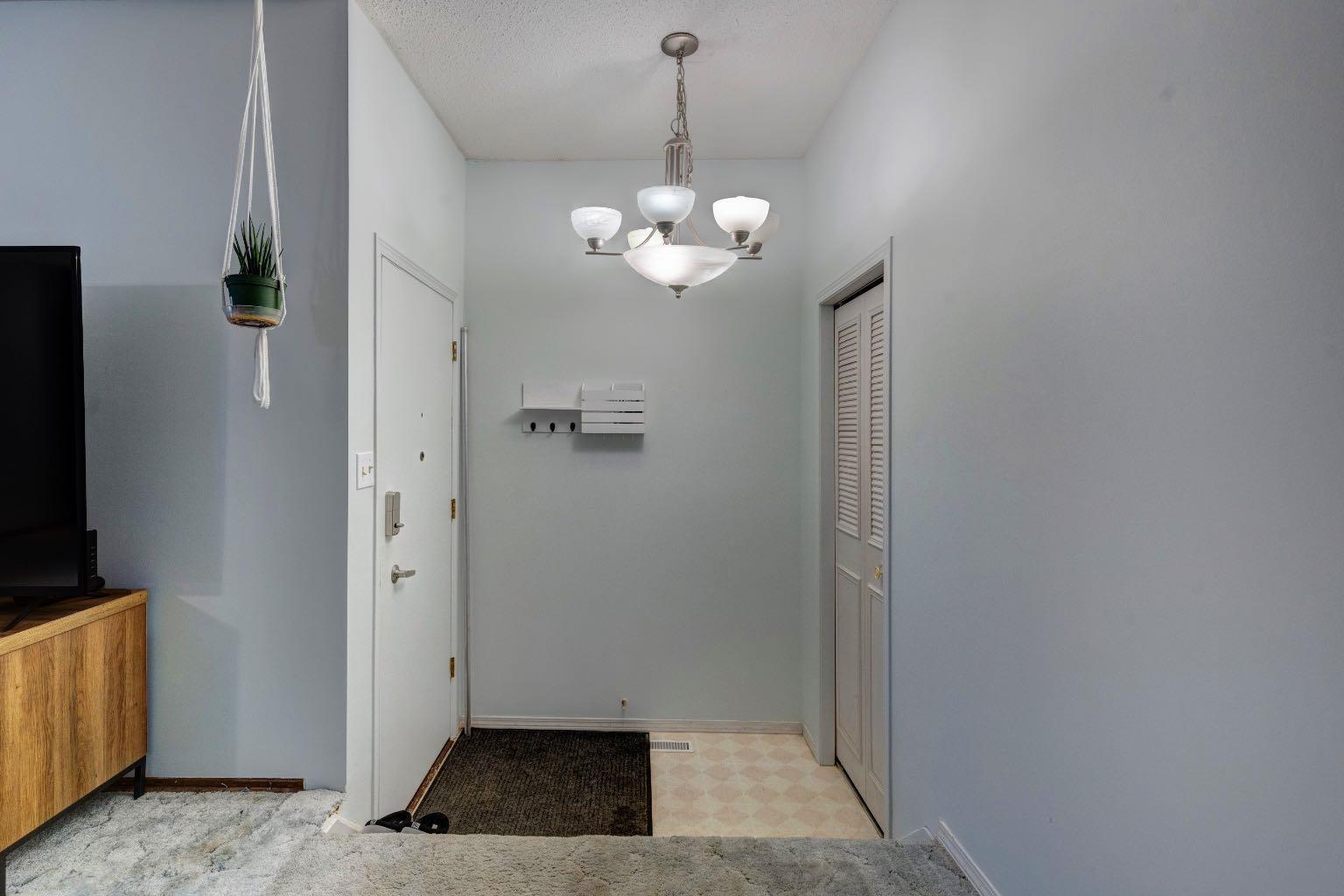 Property Photo:  628 Cantrell Drive SW  AB T2W 1W7 