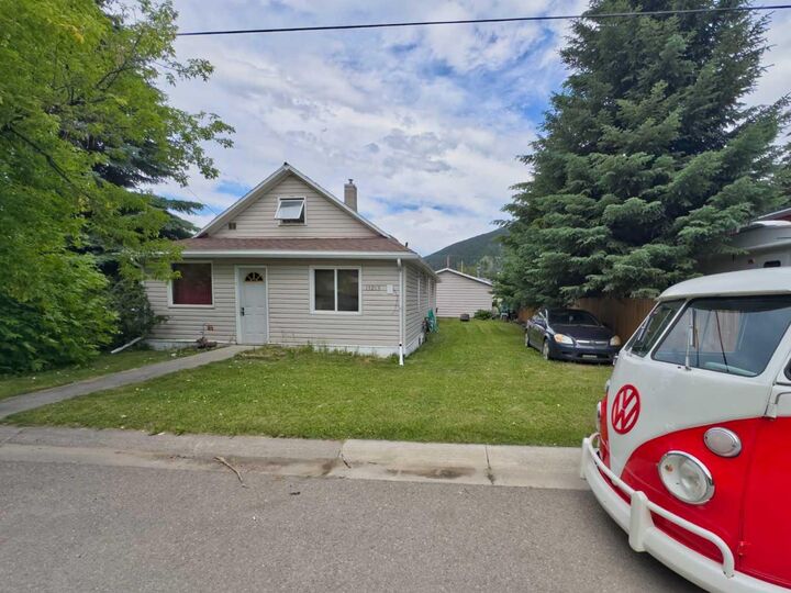 13205 15 Avenue  Blairmore AB T0K 0E0 photo