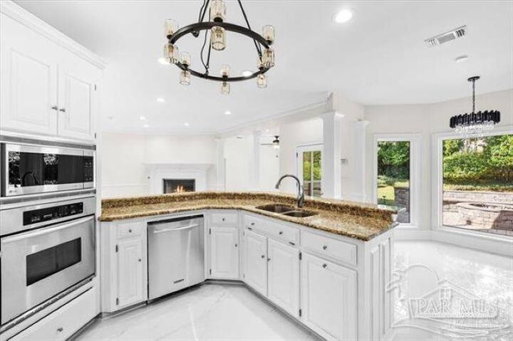 Property Photo: 4700 Bohemia Dr FL 32504
