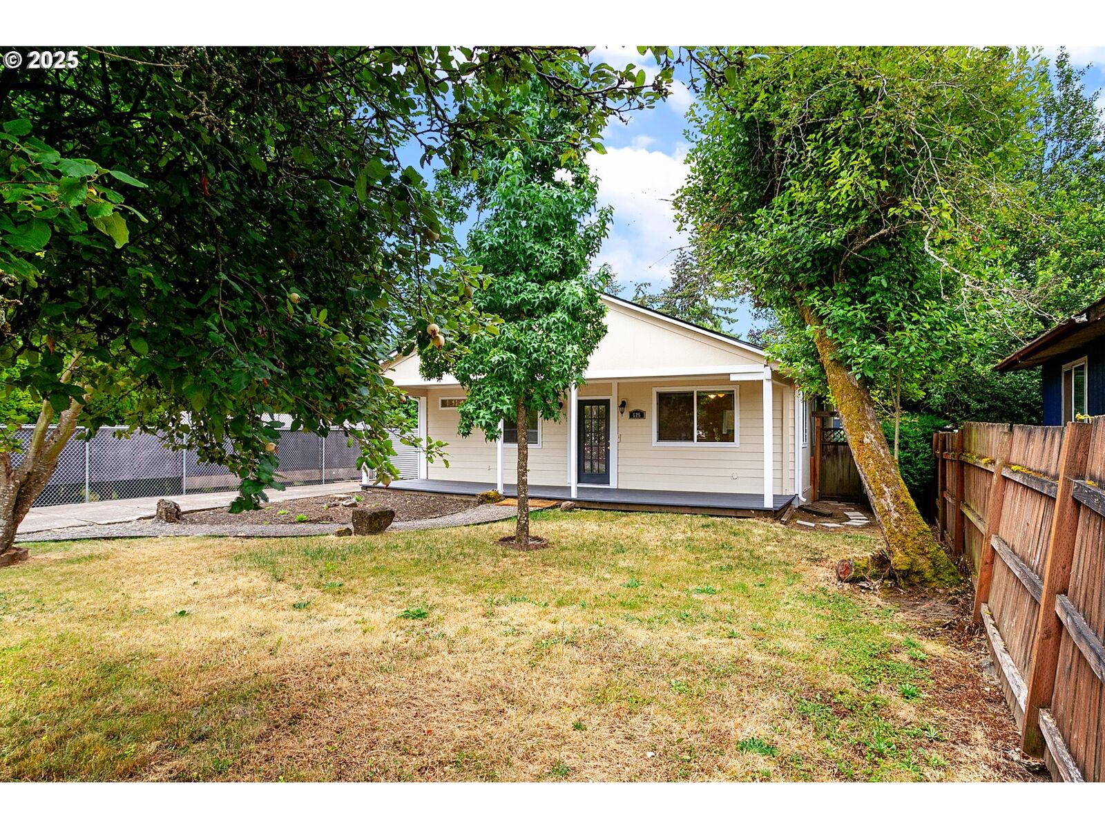Property Photo:  625 W M St  OR 97477 