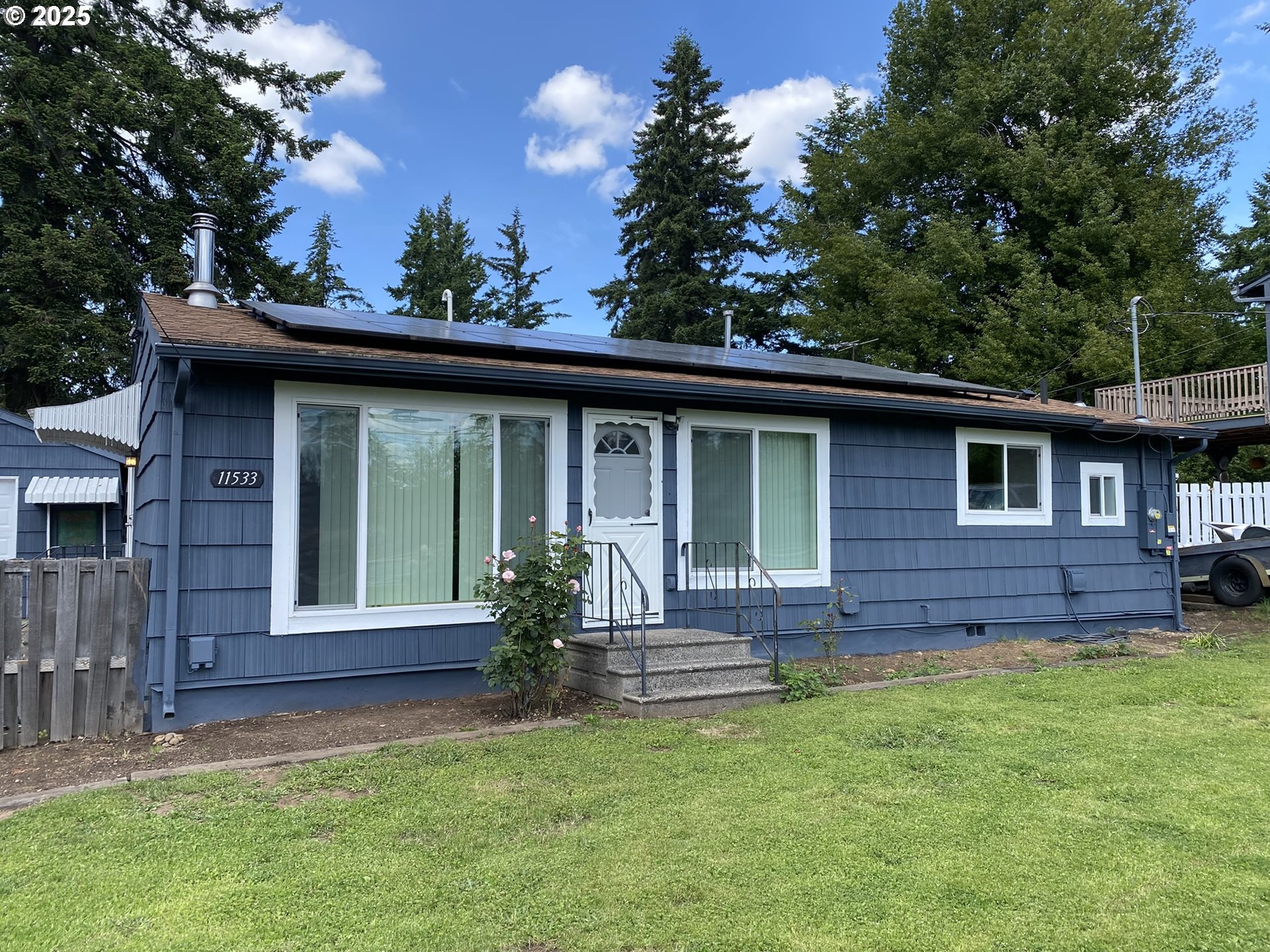Property Photo: 11533 SE Market St OR 97216