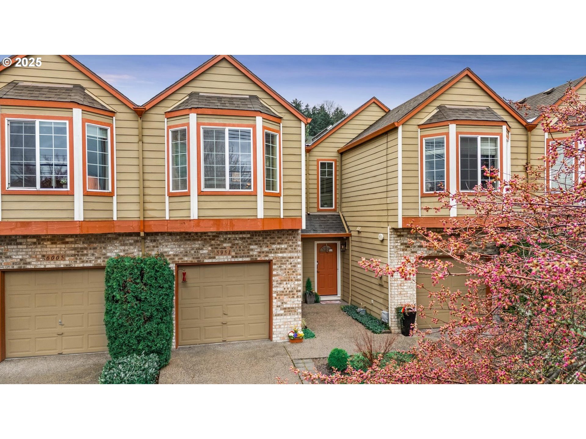 Property Photo: 5951 S Hood Ave OR 97239
