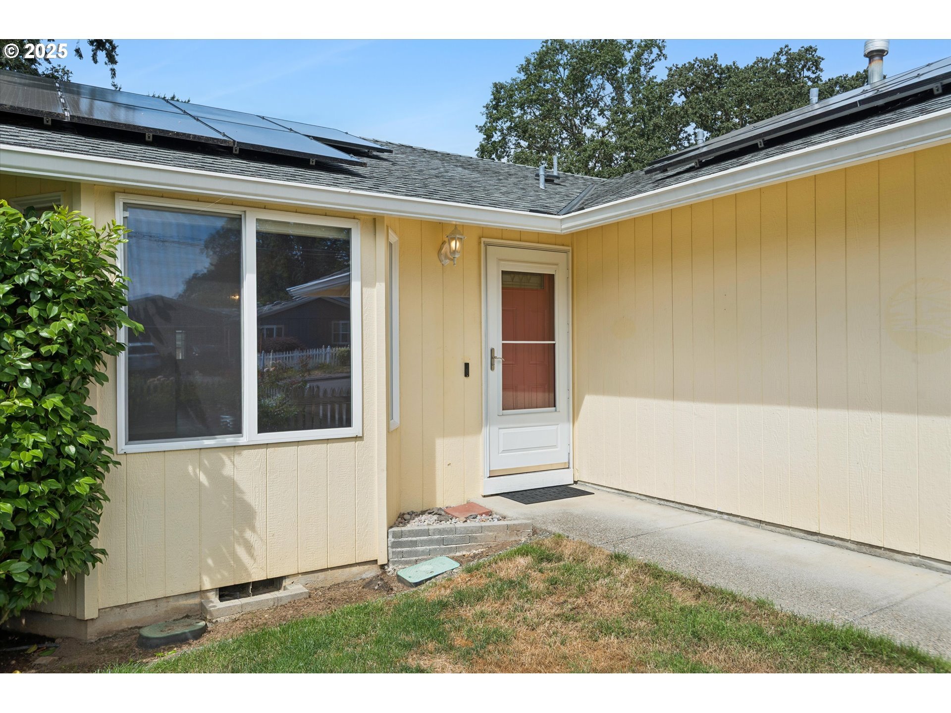 Property Photo:  1042 Columbia Ave  OR 97027 