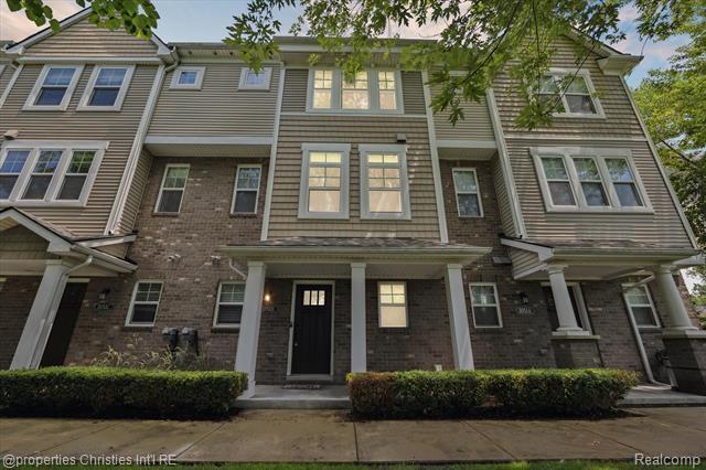 Property Photo:  1051 N Sherman Drive B19  MI 48067 