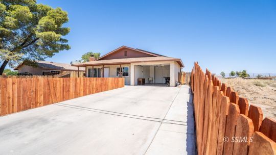Property Photo: 1006 E Church Ave CA 93555