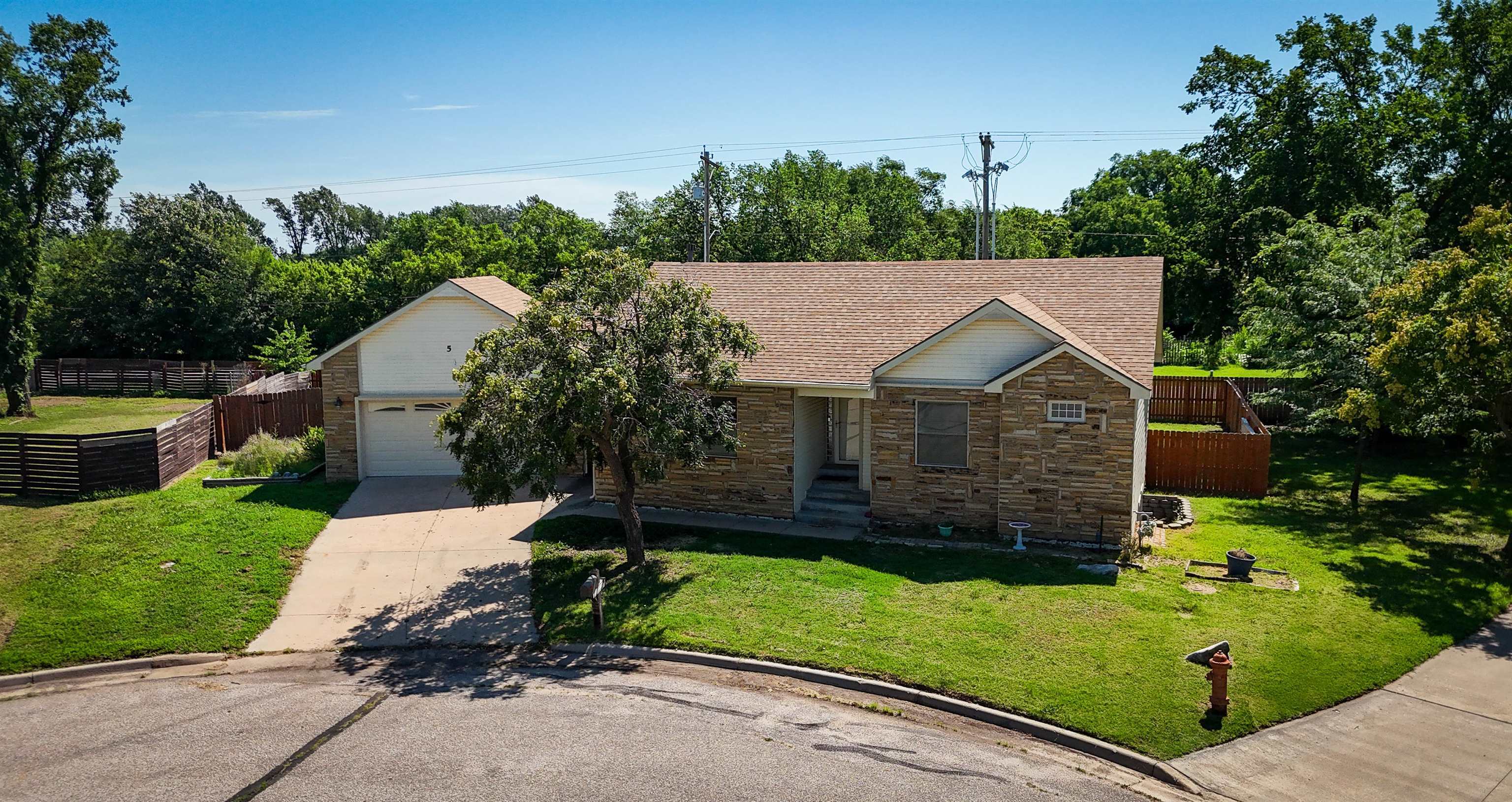 Property Photo:  5 N Woodland Ct  KS 67108 