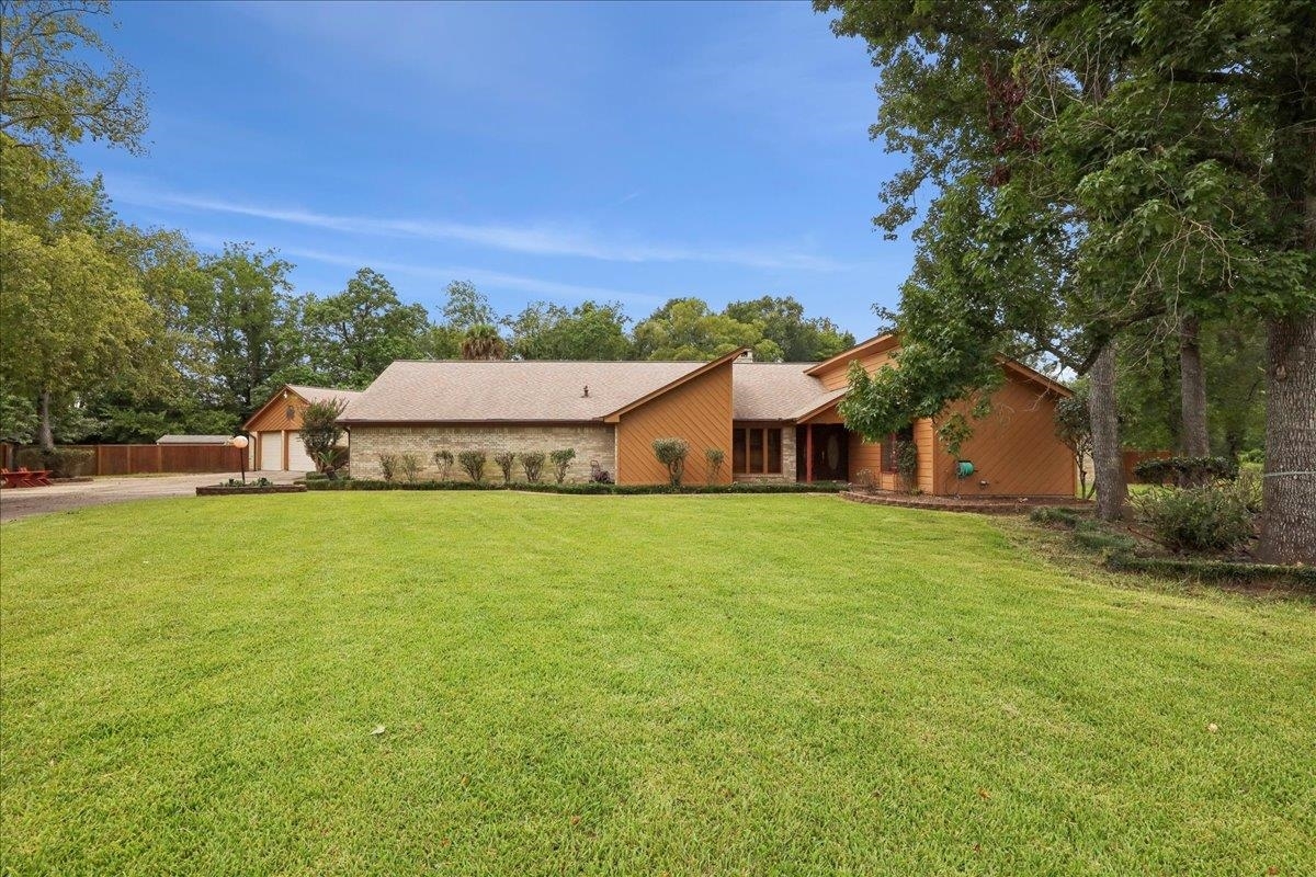 Property Photo:  3805 Huntwick Dr  TX 77630 