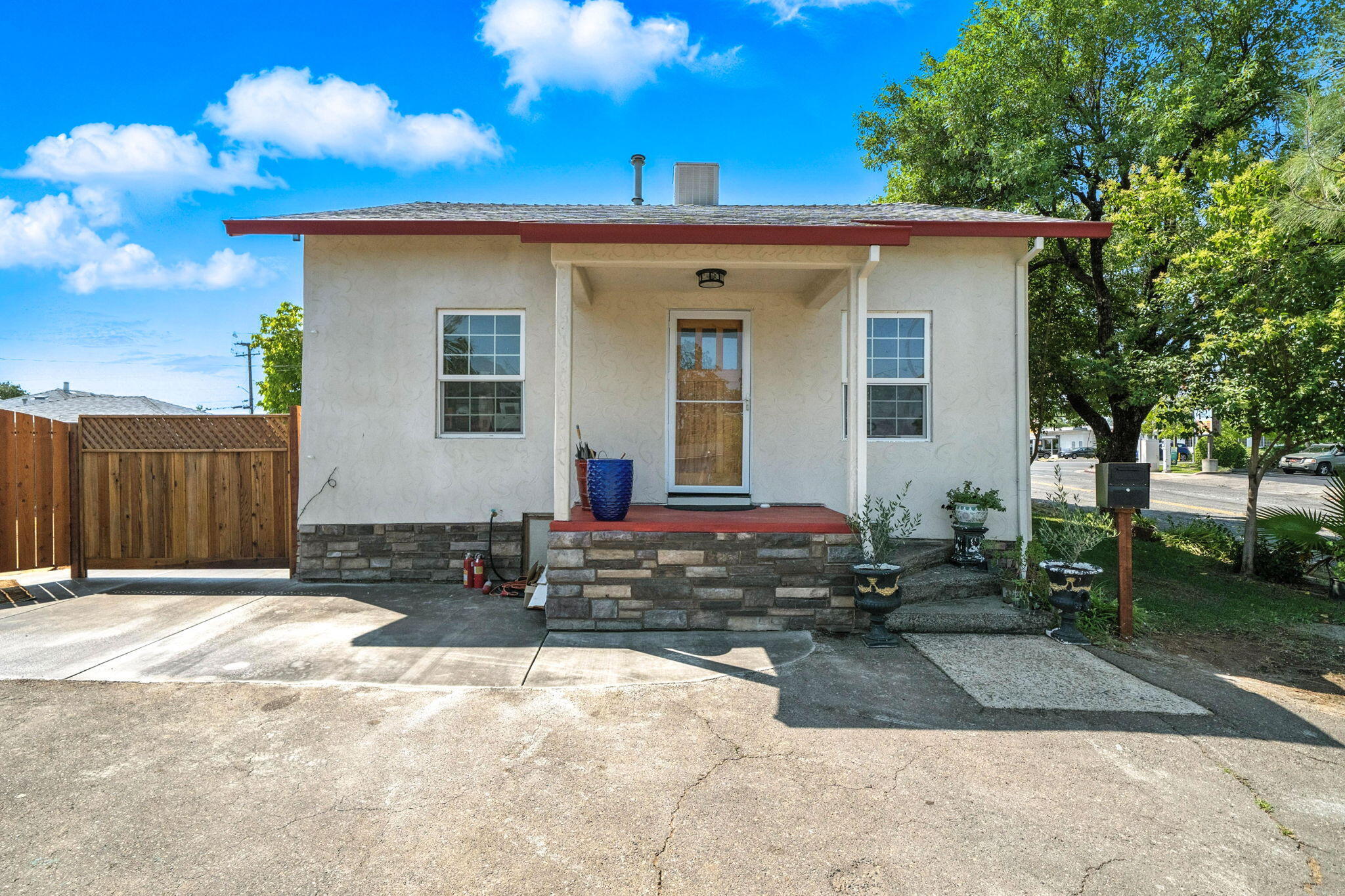 Property Photo: 1635 Pleasant Street CA 96001