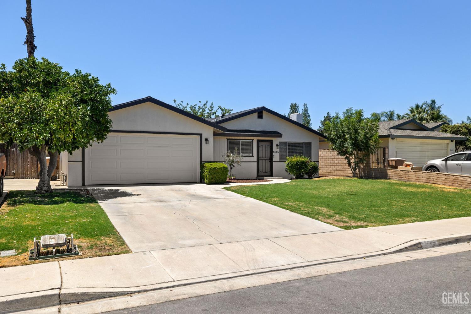 Property Photo:  2605 Bladen Street  CA 93309 