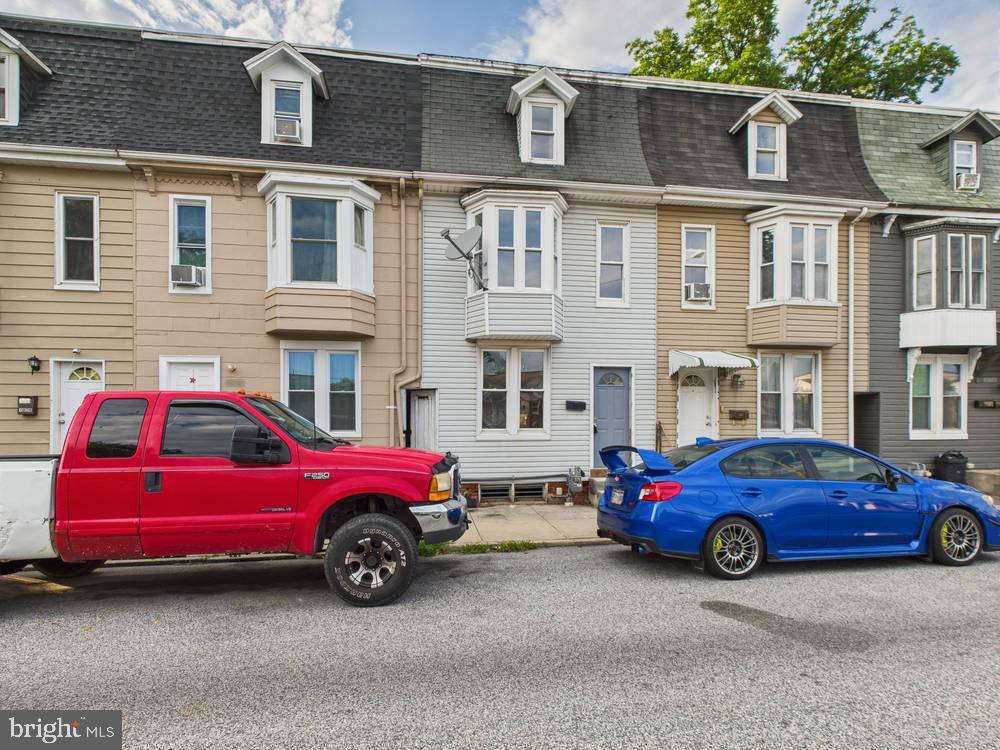 Property Photo:  1033 E Poplar Street  PA 17403 