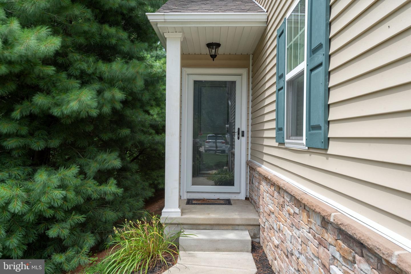 Property Photo: 717 Danforth Circle PA 17584