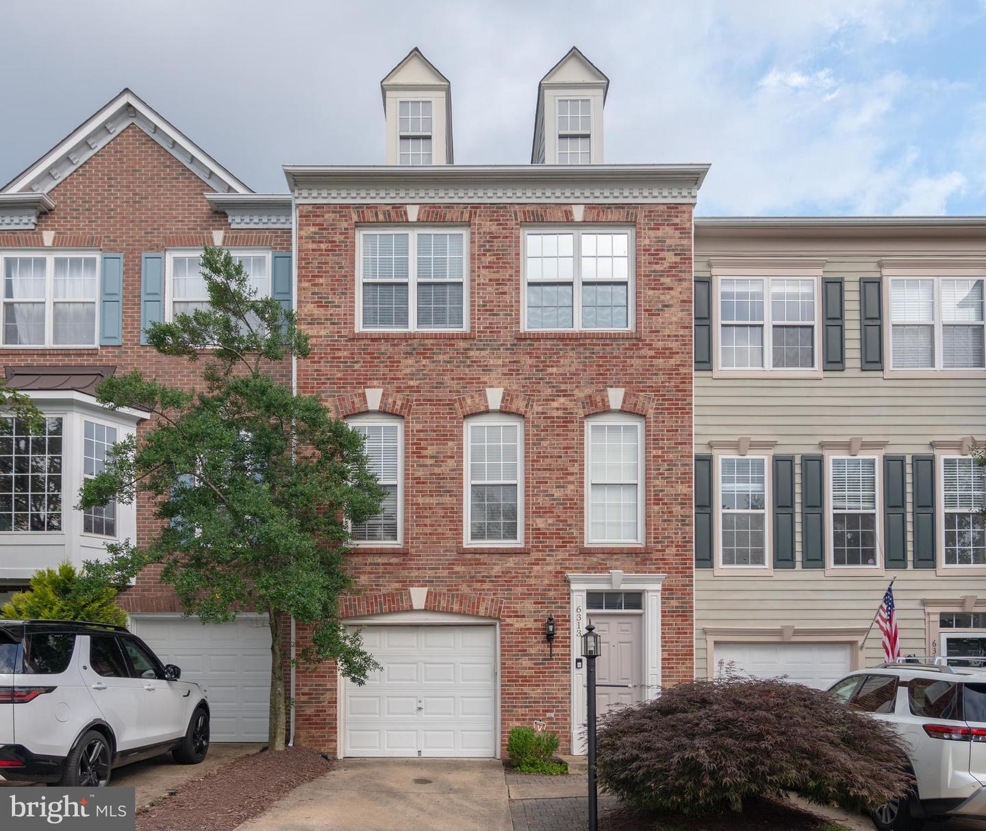 Property Photo: 6313 Burgundy Leaf Lane VA 22312
