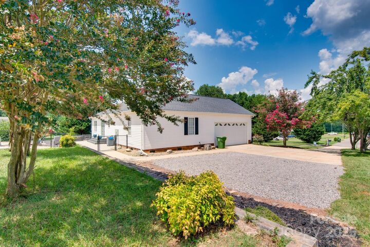 Property Photo: 1526 Lauren Alexis Court NC 28034