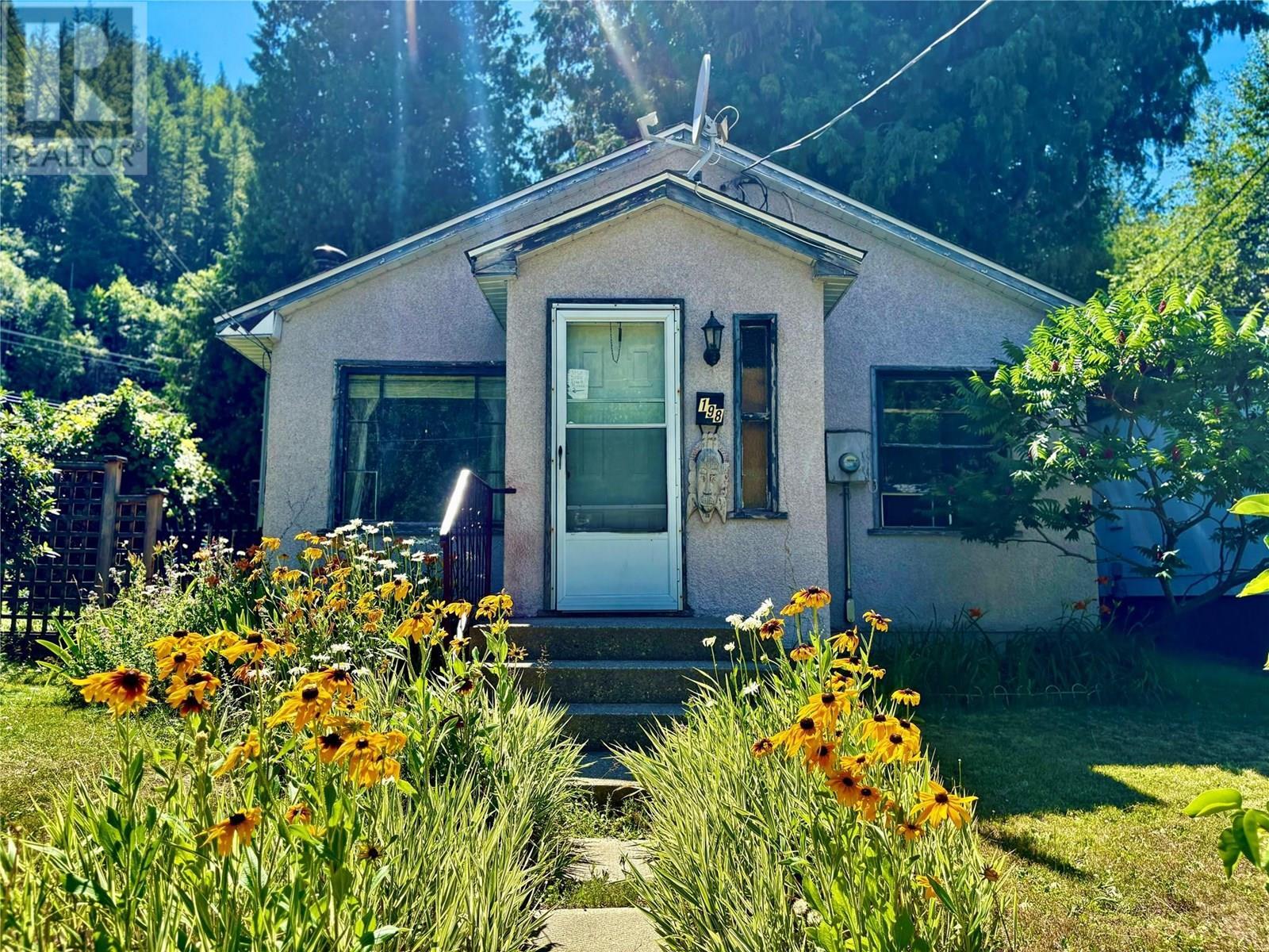 198 Lakeview Street  Castlegar BC V1N 1B8 photo