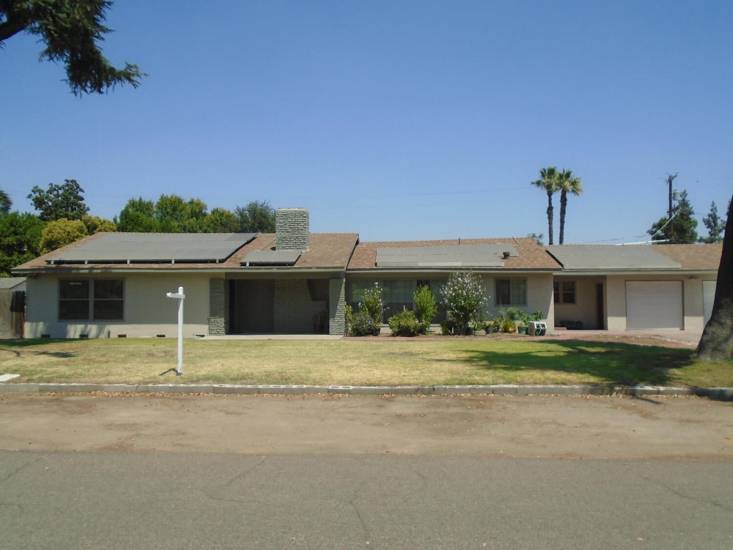 Property Photo:  935 S Park Circle Drive  CA 93727