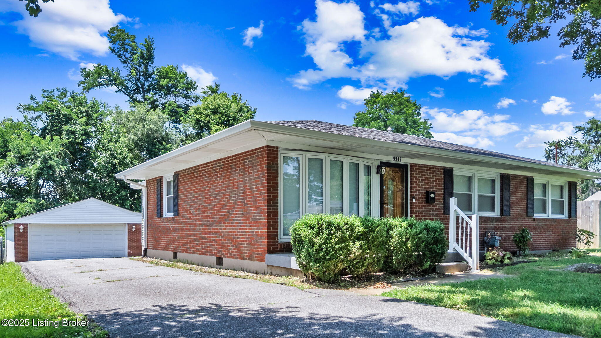 Property Photo: 9903 East Ave KY 40272