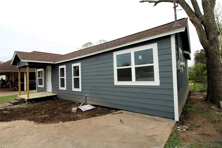 Property Photo:  207 E Bernard Street  TX 77531 
