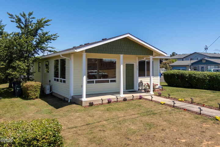 Property Photo:  363 NE 4th Street  OR 97365