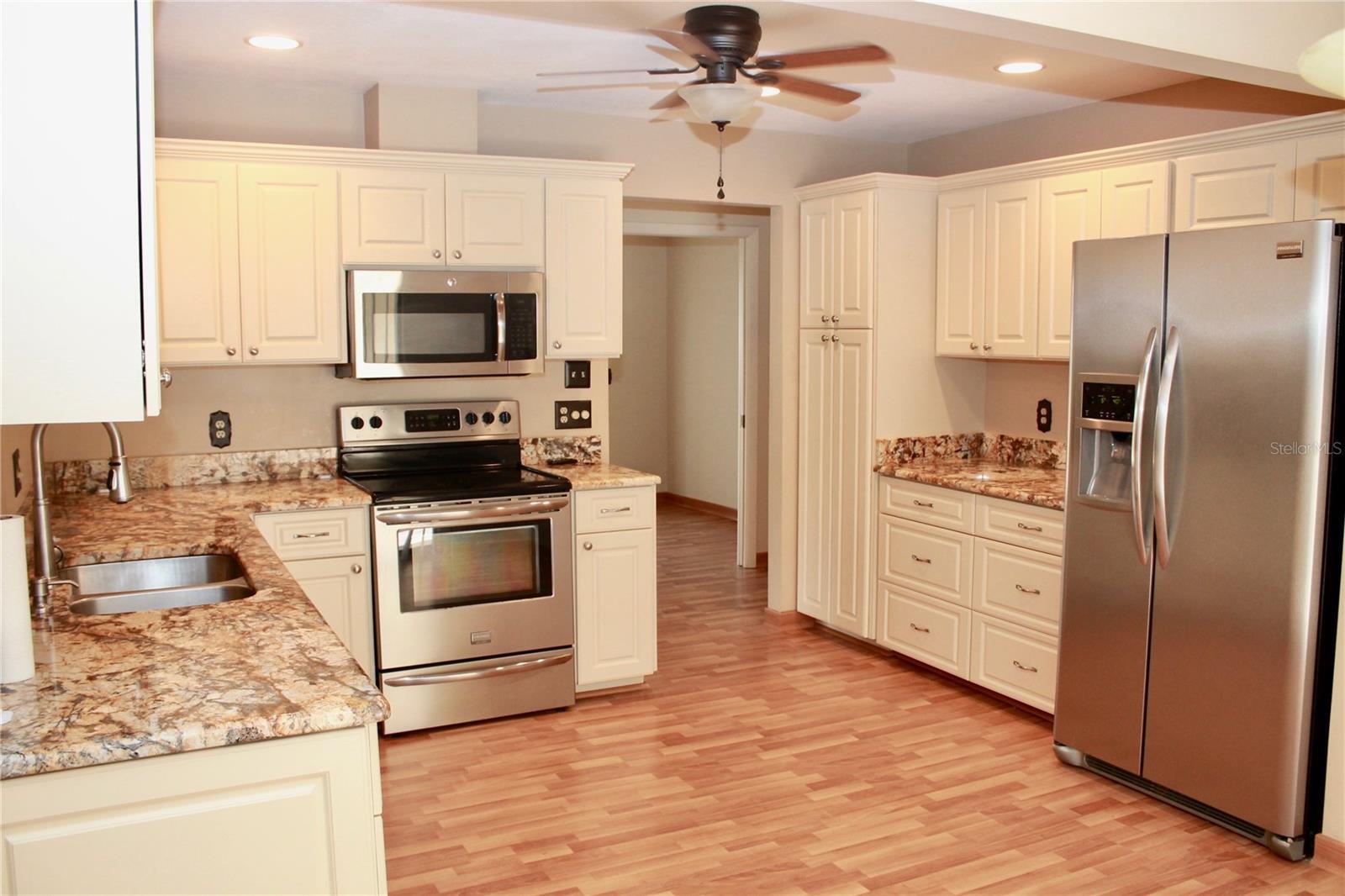 Property Photo:  127 Sandstone Circle  FL 34293 
