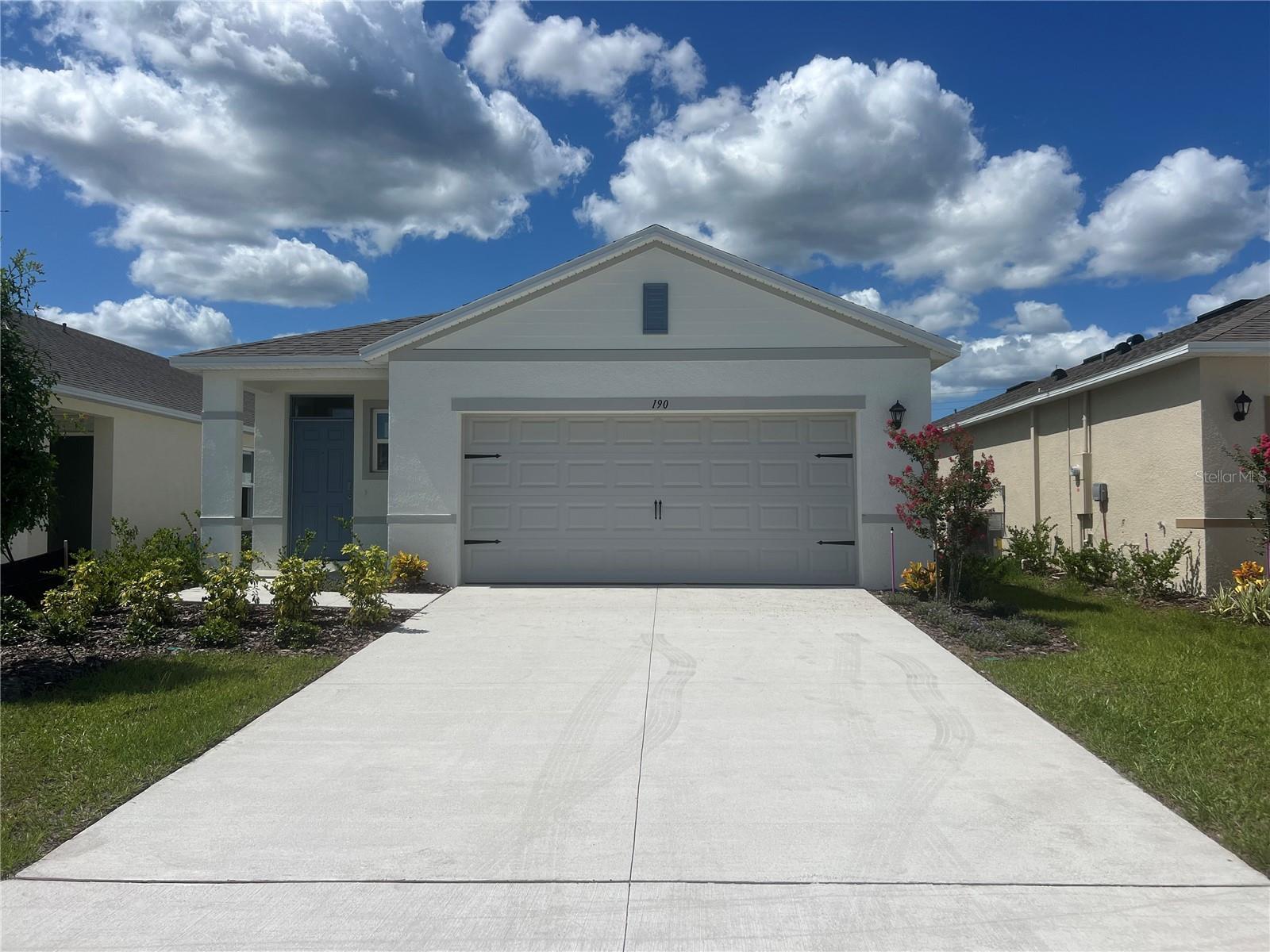 Property Photo: 190 Amberwood Way FL 32784