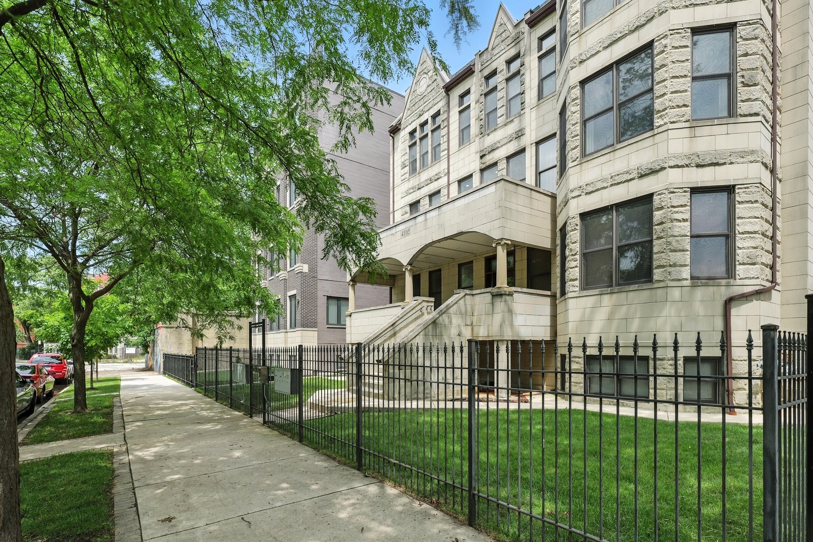 Property Photo: 4105 S Drexel Boulevard 1N IL 60653
