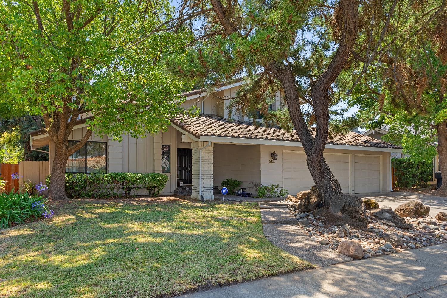 Property Photo: 254 Rivertree Way CA 95831