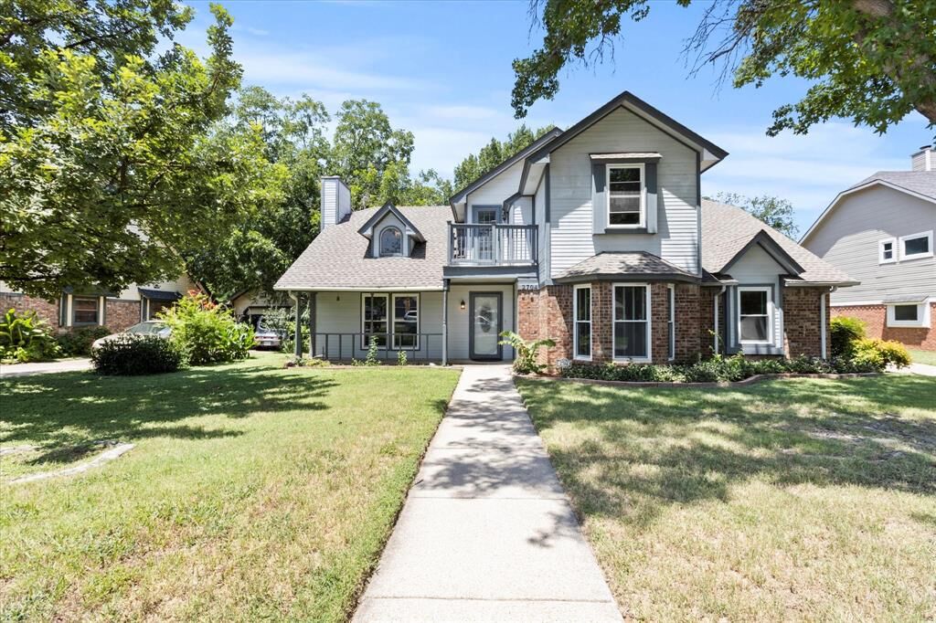 Property Photo: 2704 Wolff Drive TX 76015