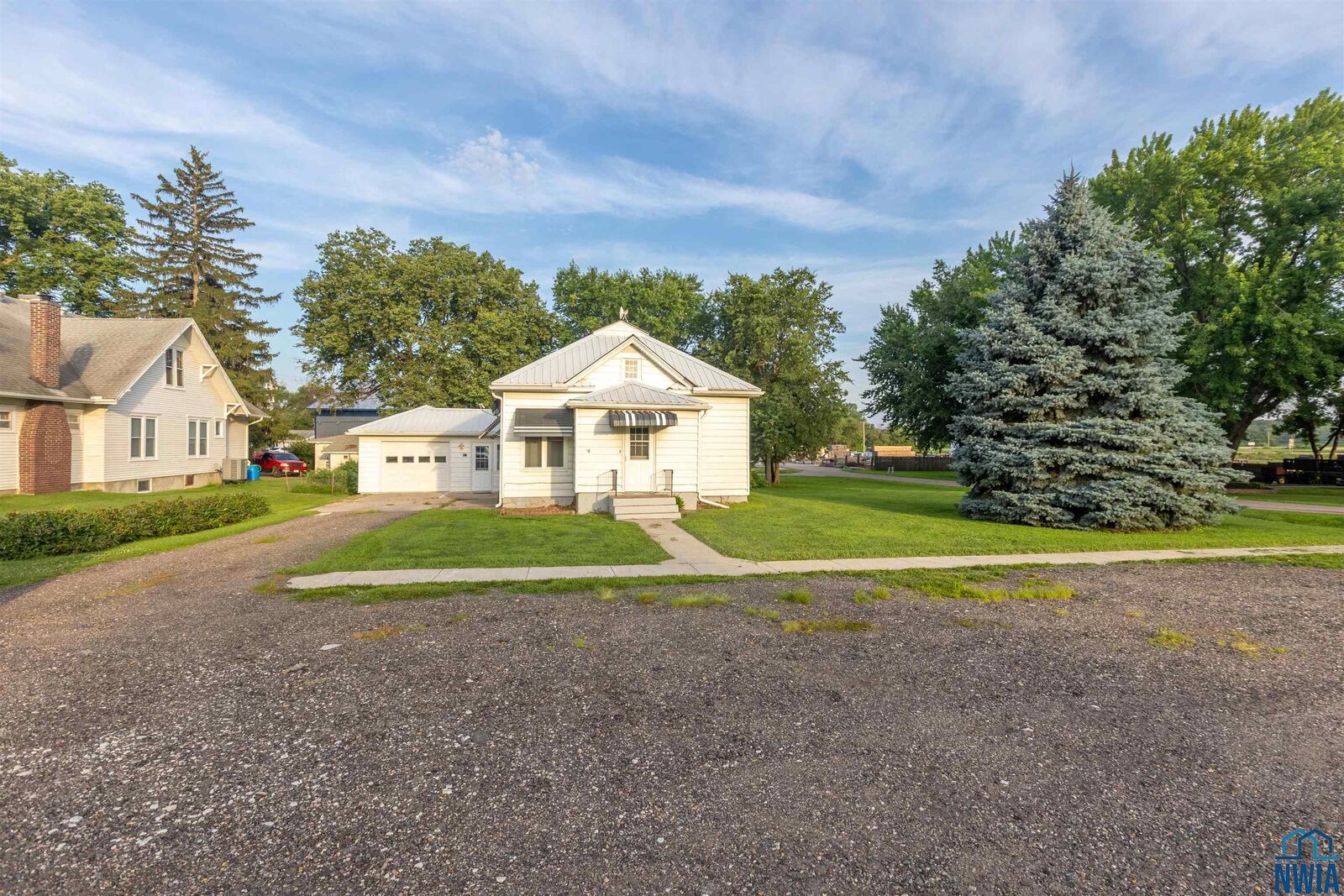 Property Photo:  923 Driftwood Street  IA 51016 