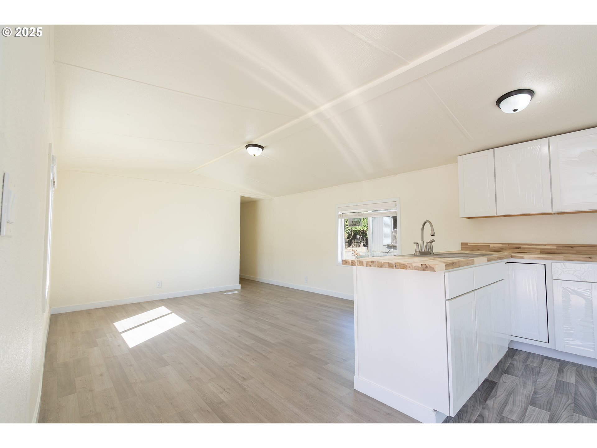 Property Photo: 2031 NE Kennedy Cir 29 OR 97303