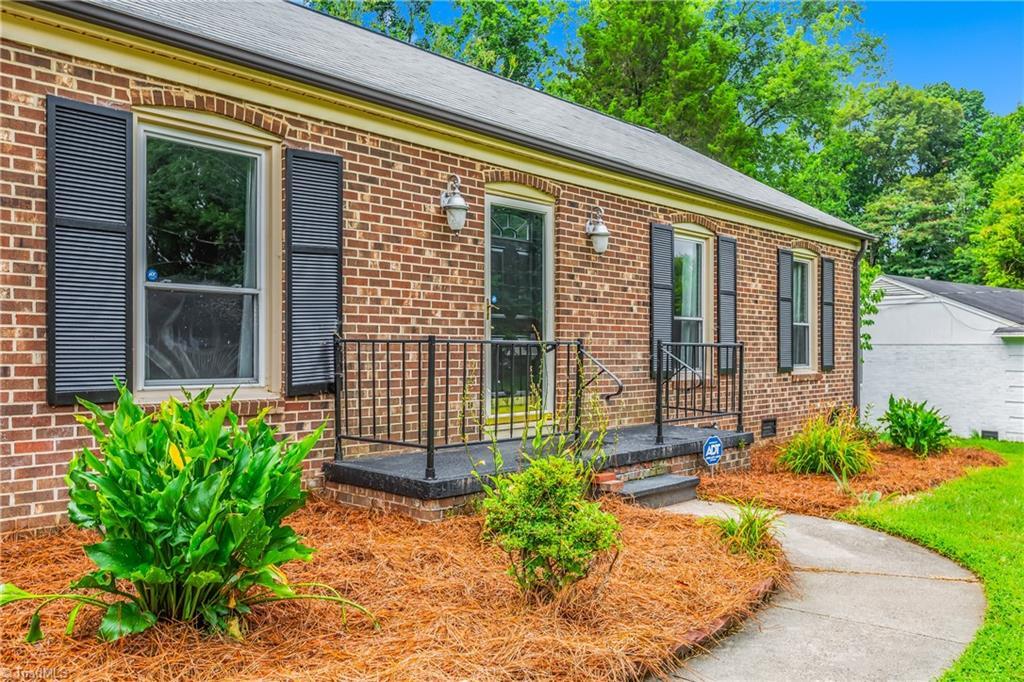 Property Photo: 104 Cheltenham Drive NC 27103
