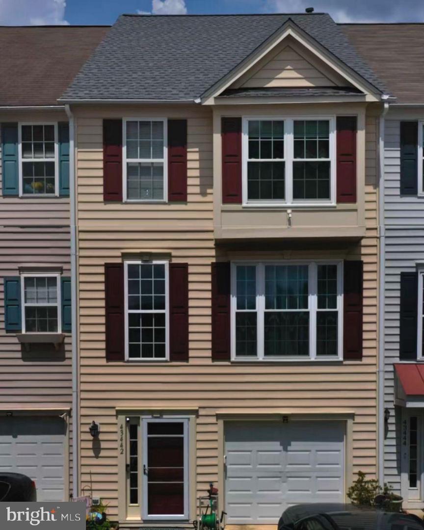 Property Photo: 43442 Nottingham Square VA 20147