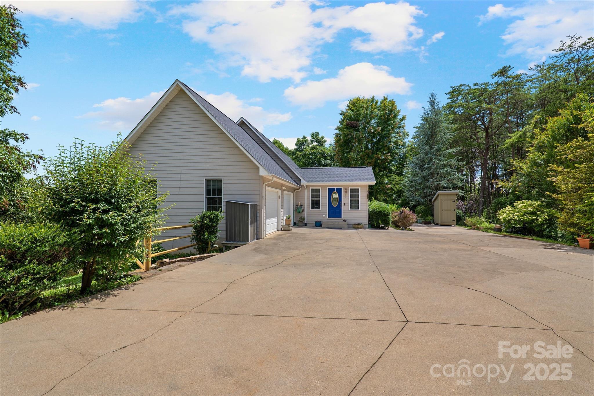 Property Photo:  15 Willow Knolls Drive  NC 28787 