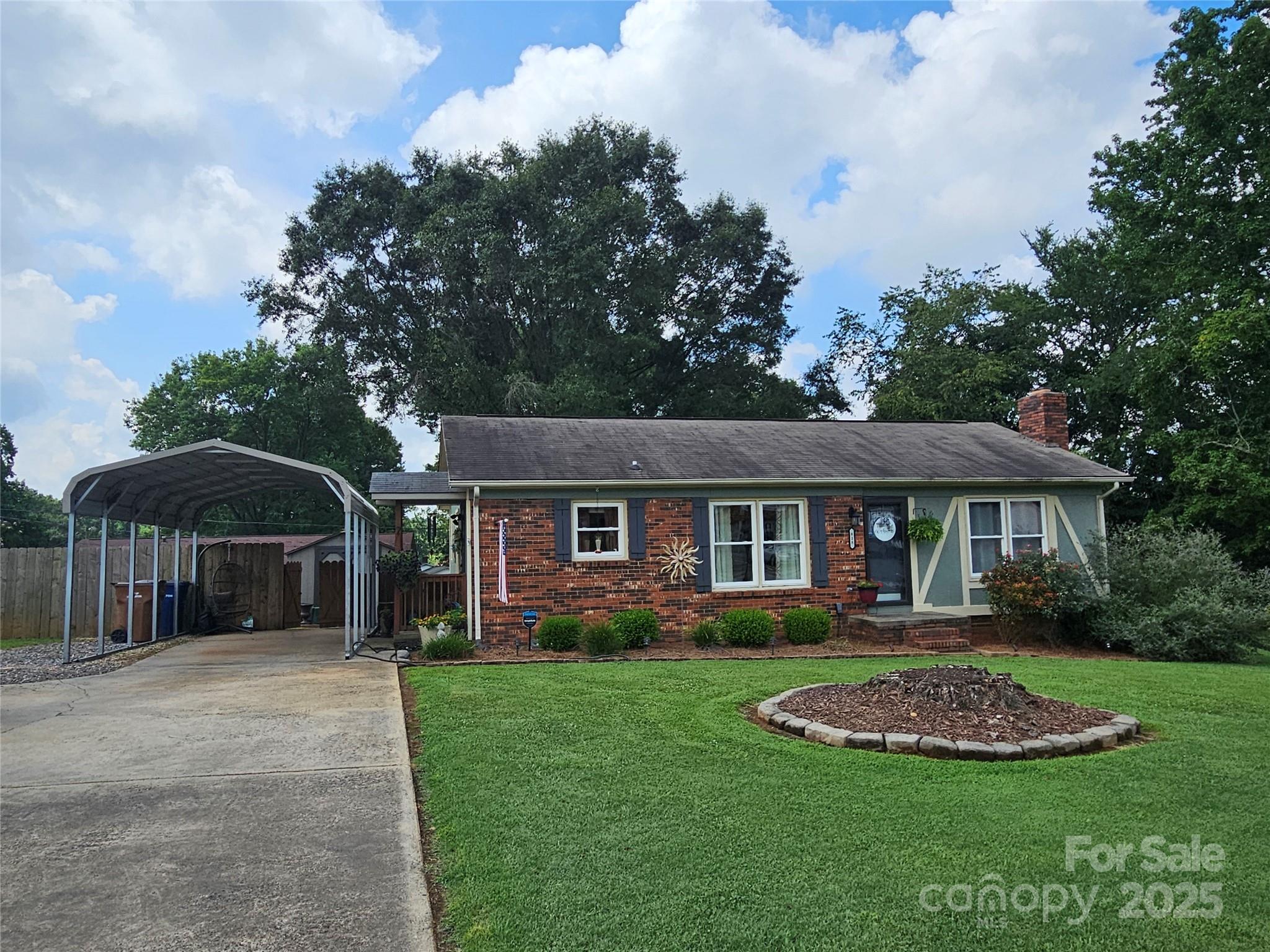 818 S Laurel Street  Lincolnton NC 28092 photo