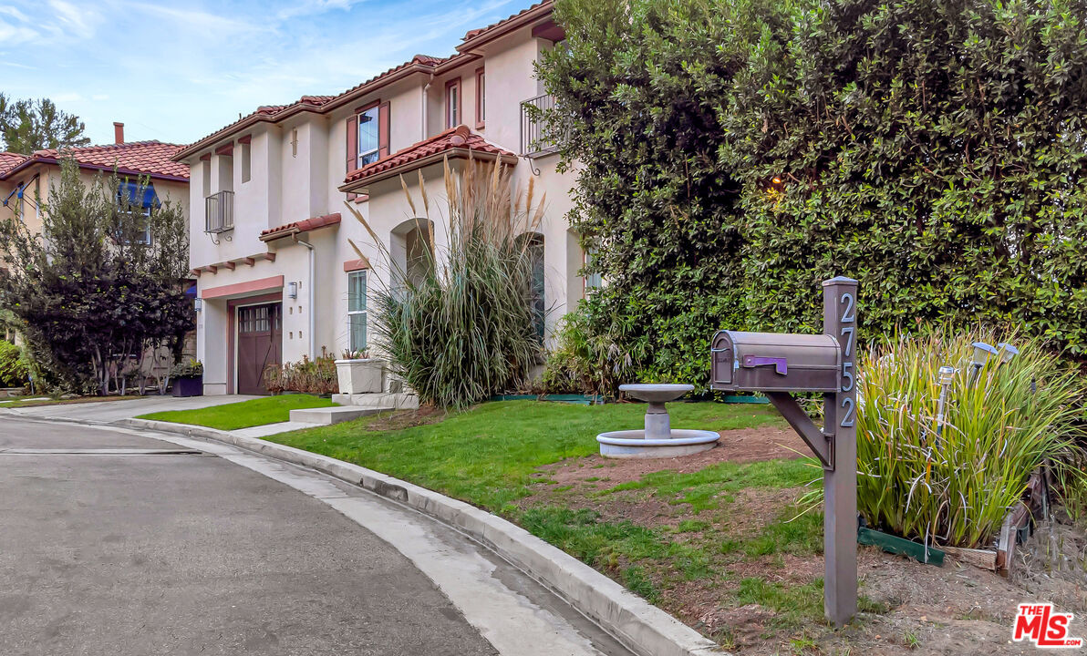 Property Photo:  2752 Stone View Ct  CA 90068 