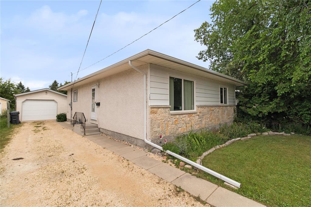Property Photo: 129 Hindley Avenue MB R2M 1P6