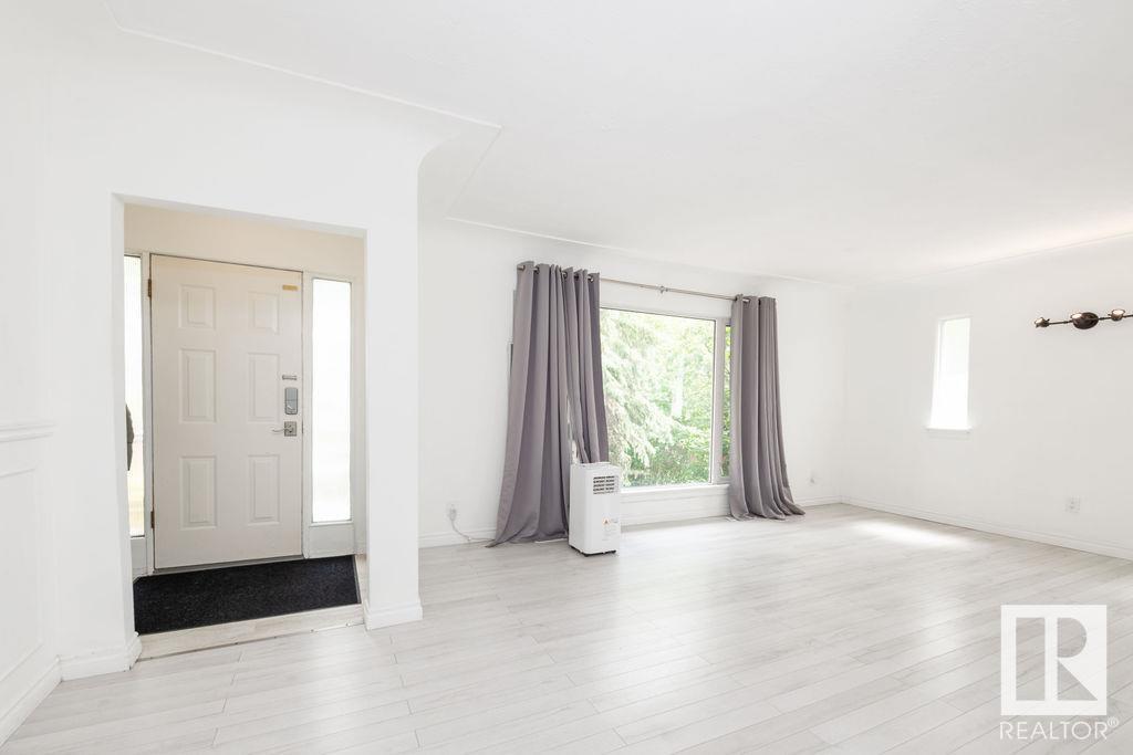 Property Photo:  12428 90 Street NW  AB T5B 3Z8 