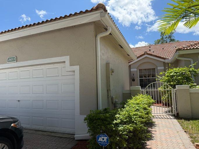 Property Photo: 2801 E Aragon Blvd FL 33313