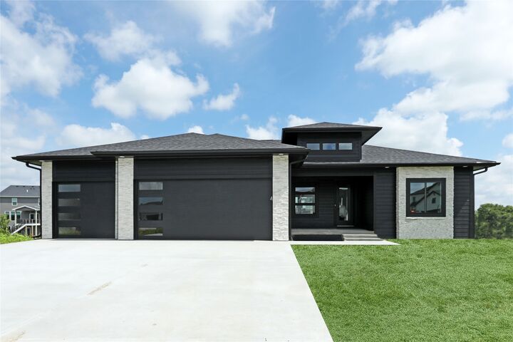 2909 Crest View Circle  Norwalk IA 50211 photo