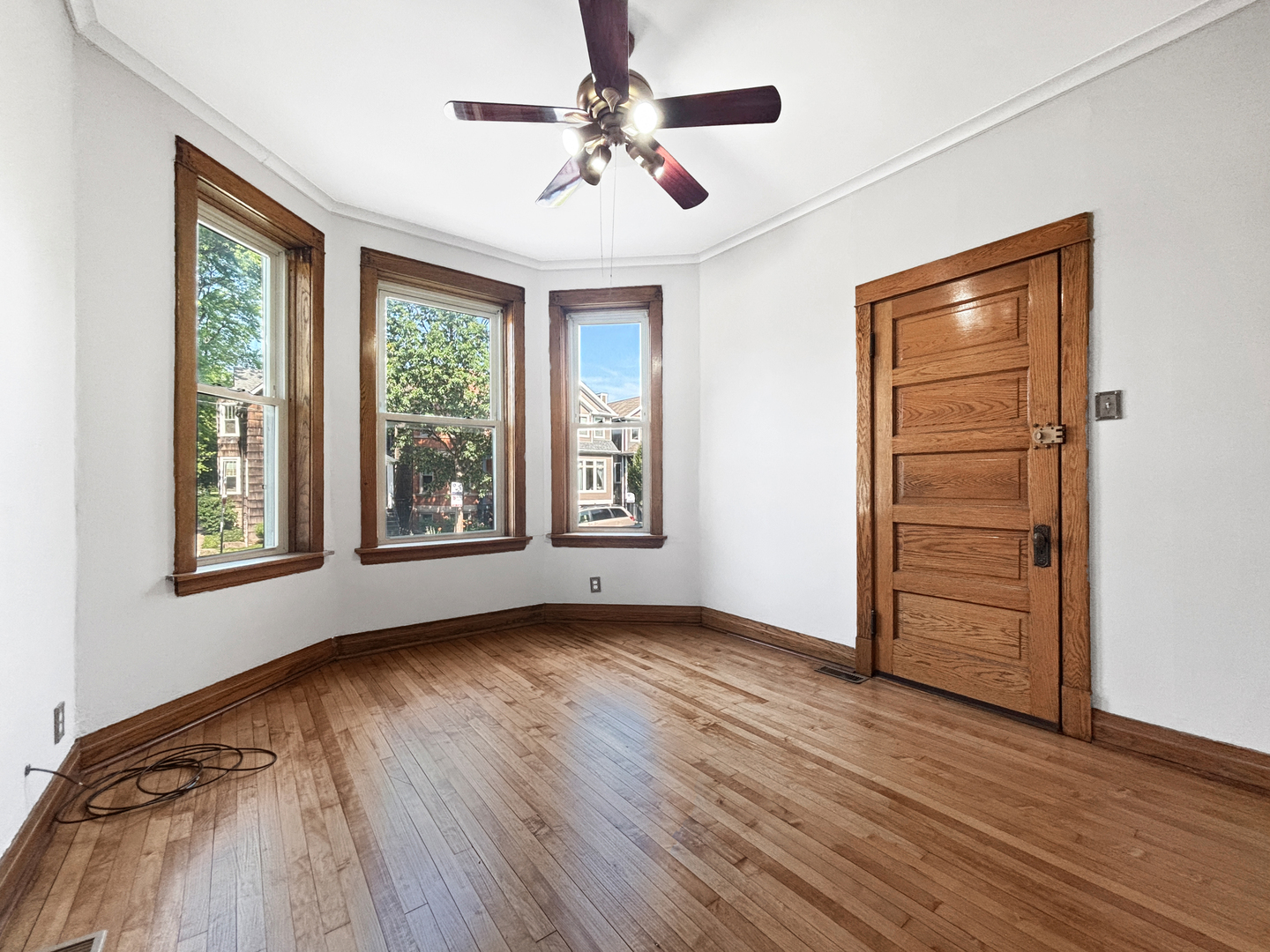 Property Photo:  2501 N Artesian Avenue 1  IL 60647 