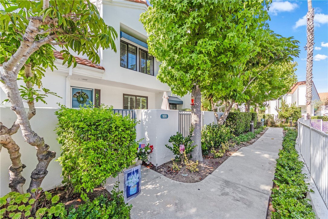 Property Photo:  7371 Seabluff Drive 108  CA 92648 