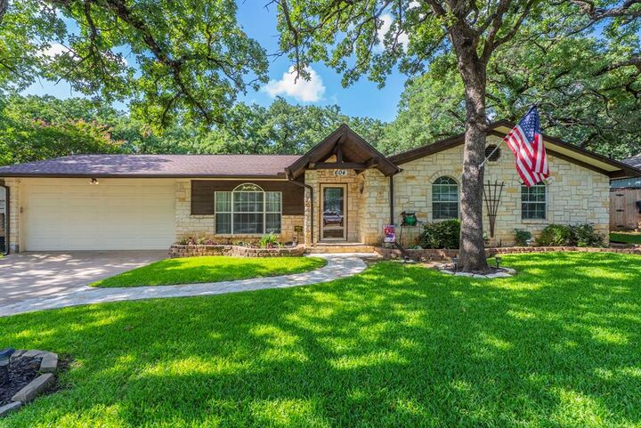Property Photo: 604 Brookview Drive TX 76054