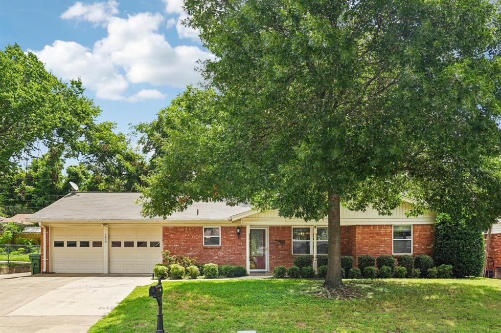 Property Photo: 1012 Livingston Drive TX 76053