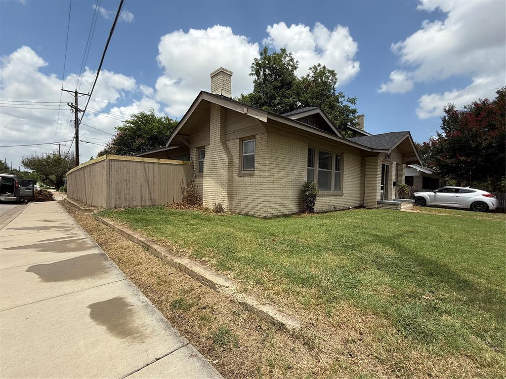 Property Photo:  2126 Mistletoe Avenue  TX 76110 