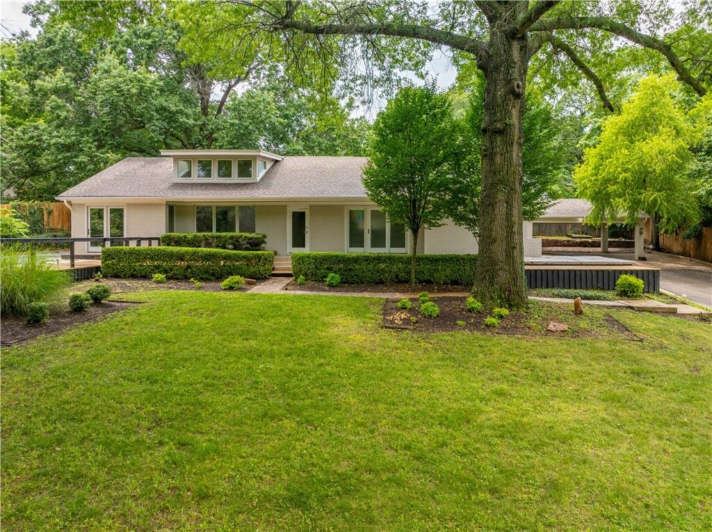Property Photo:  1143 W Lakeridge Drive  AR 72703 
