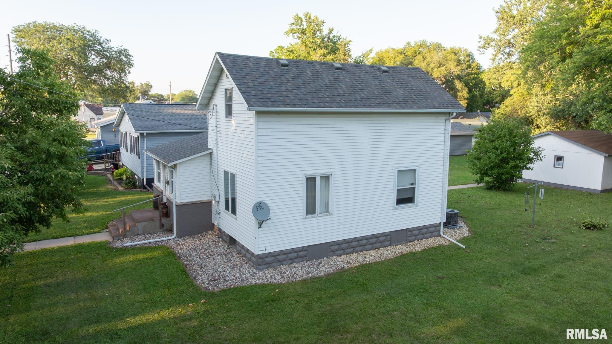 Property Photo:  511 Locust Street  IL 61277 