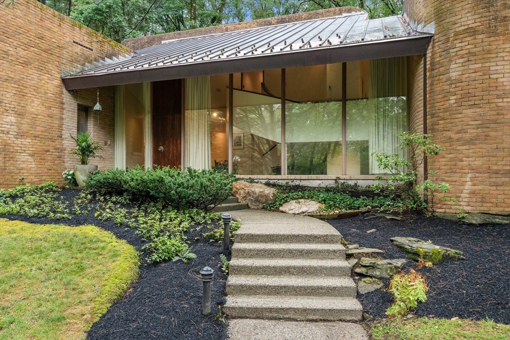 Property Photo:  33 Aylesbury Rd  MA 01609 