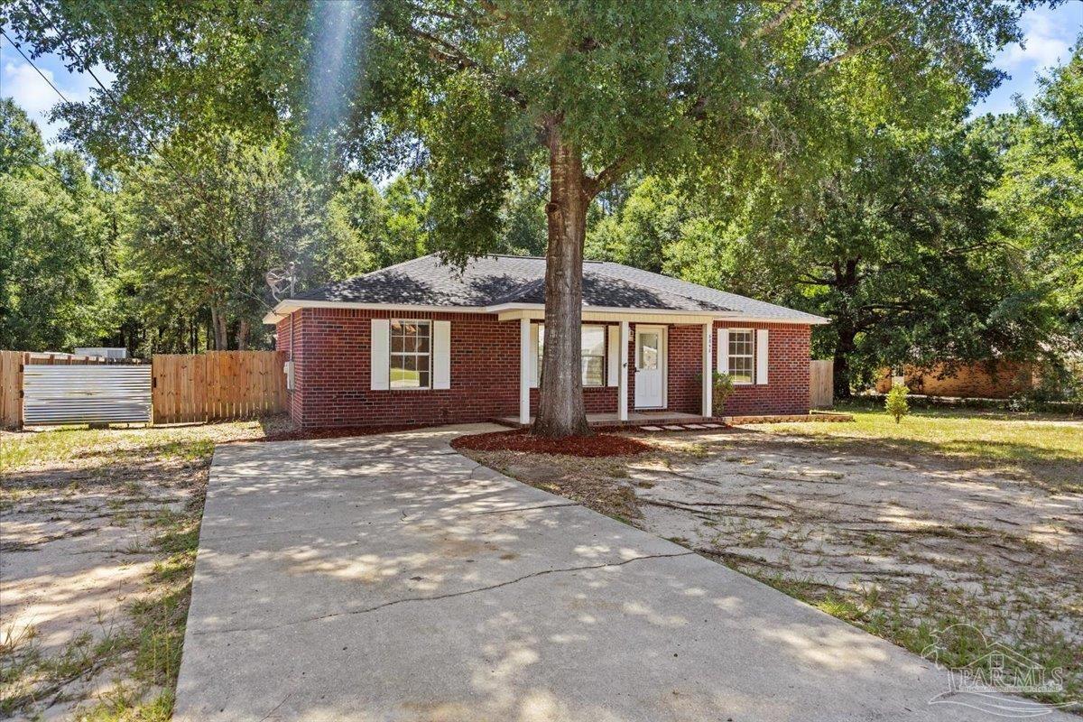 Property Photo: 6848 Fast Gun Ln FL 32570