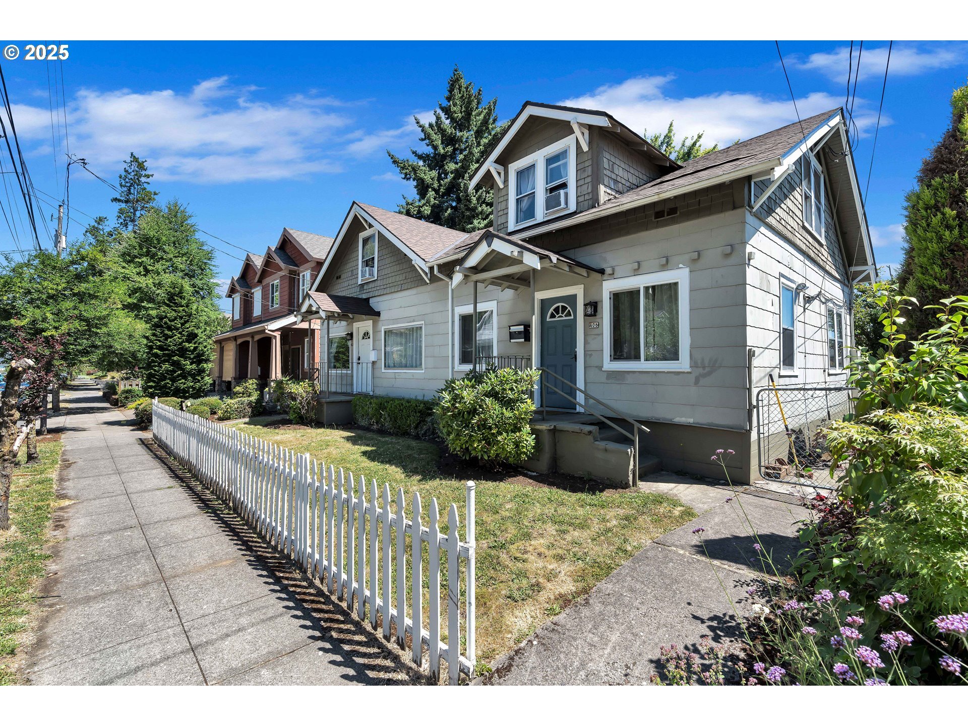 Property Photo:  402 SE 75th Ave  OR 97215 
