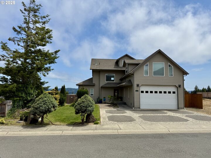 Property Photo: 2125 Pine St OR 97459